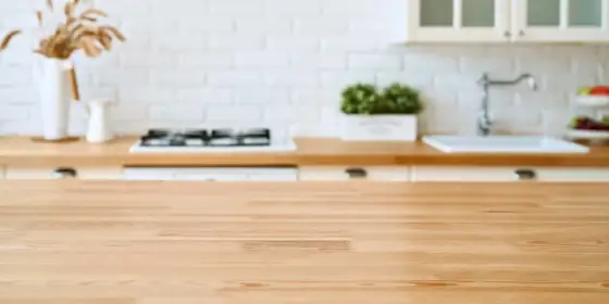 Comment vitrifier un plan de travail en bois durablement