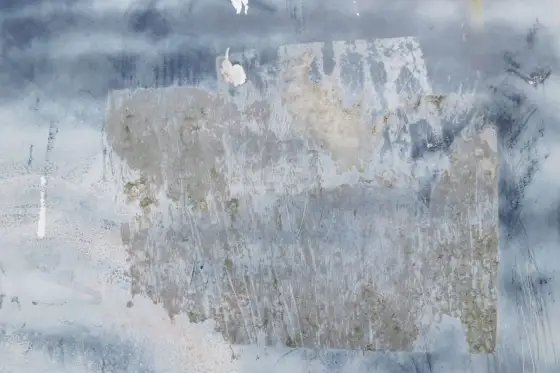 Enlever une trace de colle sur un papier peint foncé